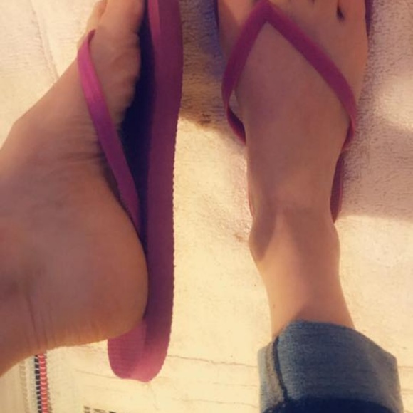 Women's worn pink flip flops, sz 8 - Picture 6 of 6
